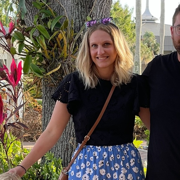 Meet your Posher, Abigale - Picture 1 of 1